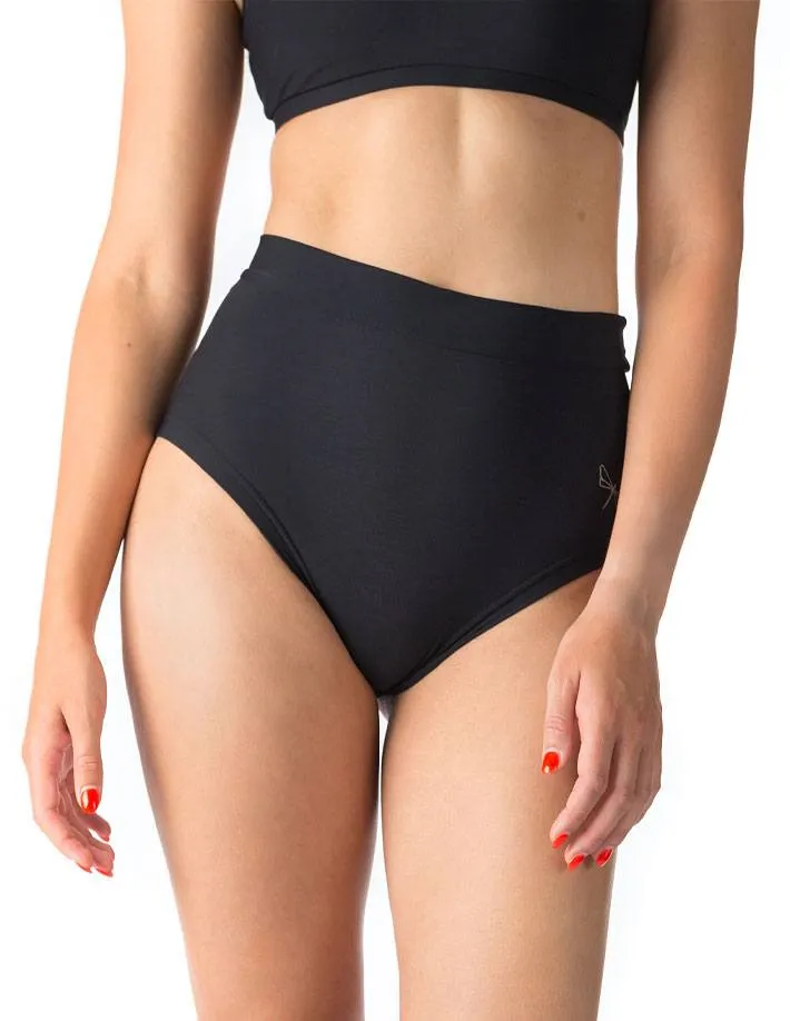 Scrunch pole shorts Lola
